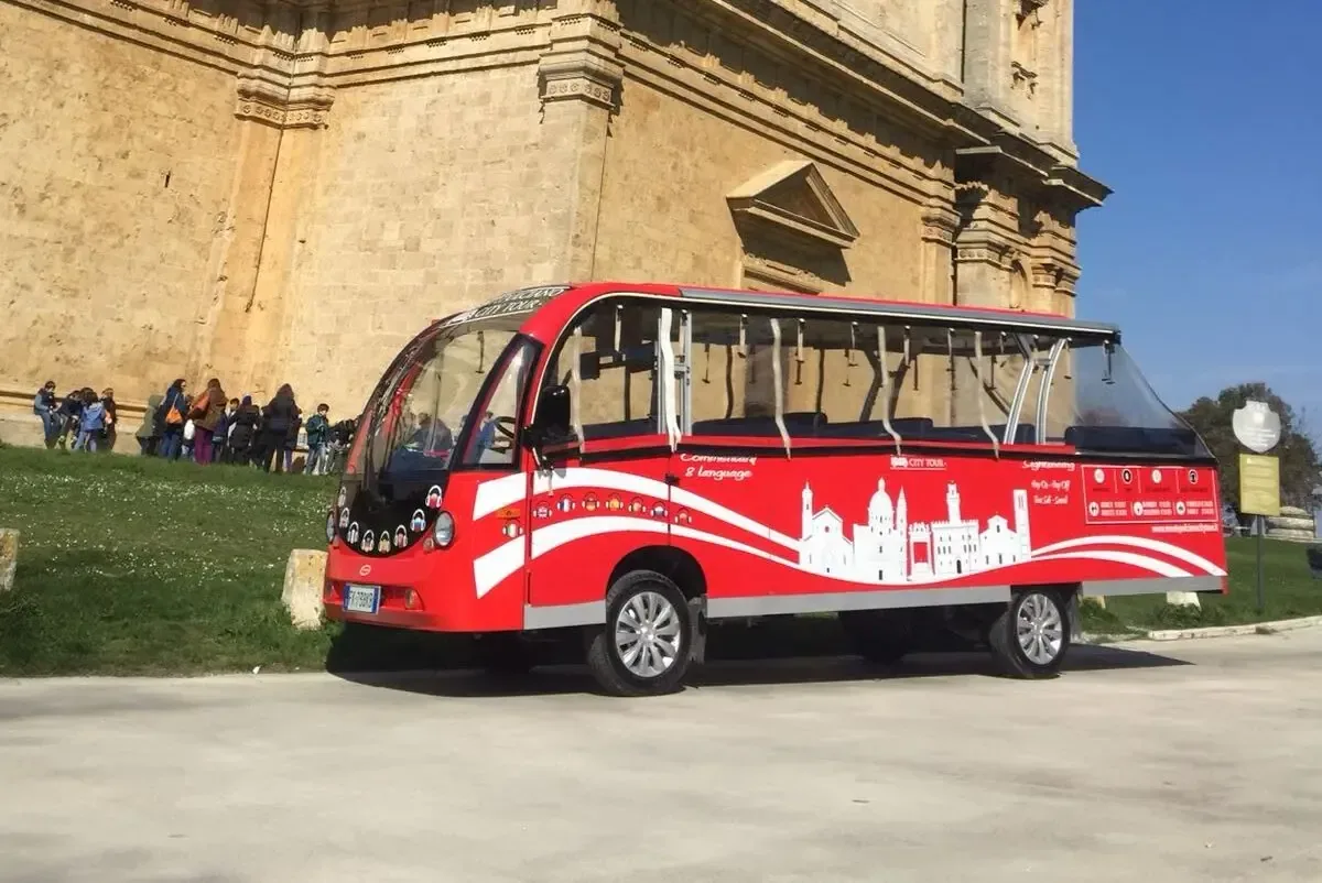 Electric shuttle bus powered by an Aliant lithium battery