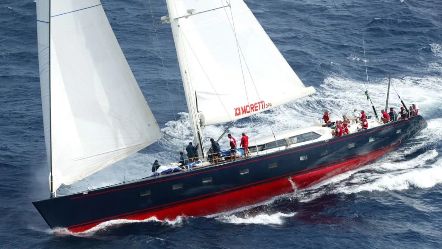 Hybrid sailing yacht under sail, fitted with an Aliant lithium battery system