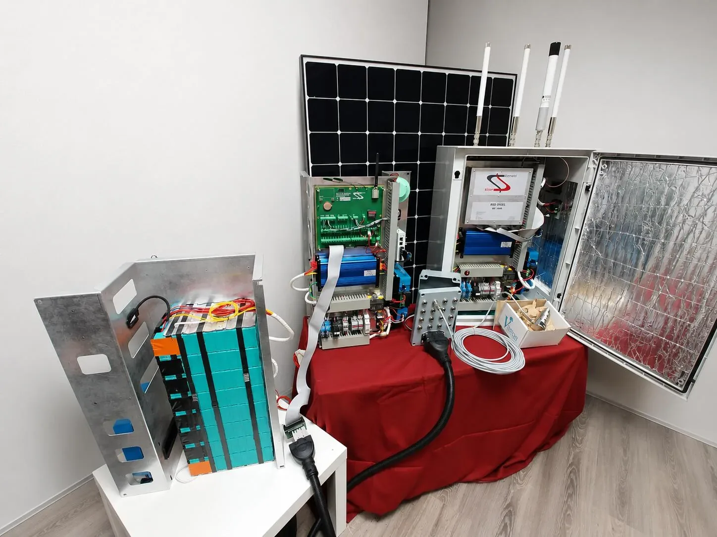 Stationary lithium storage system integrated in an electrical cabinet with solar panel