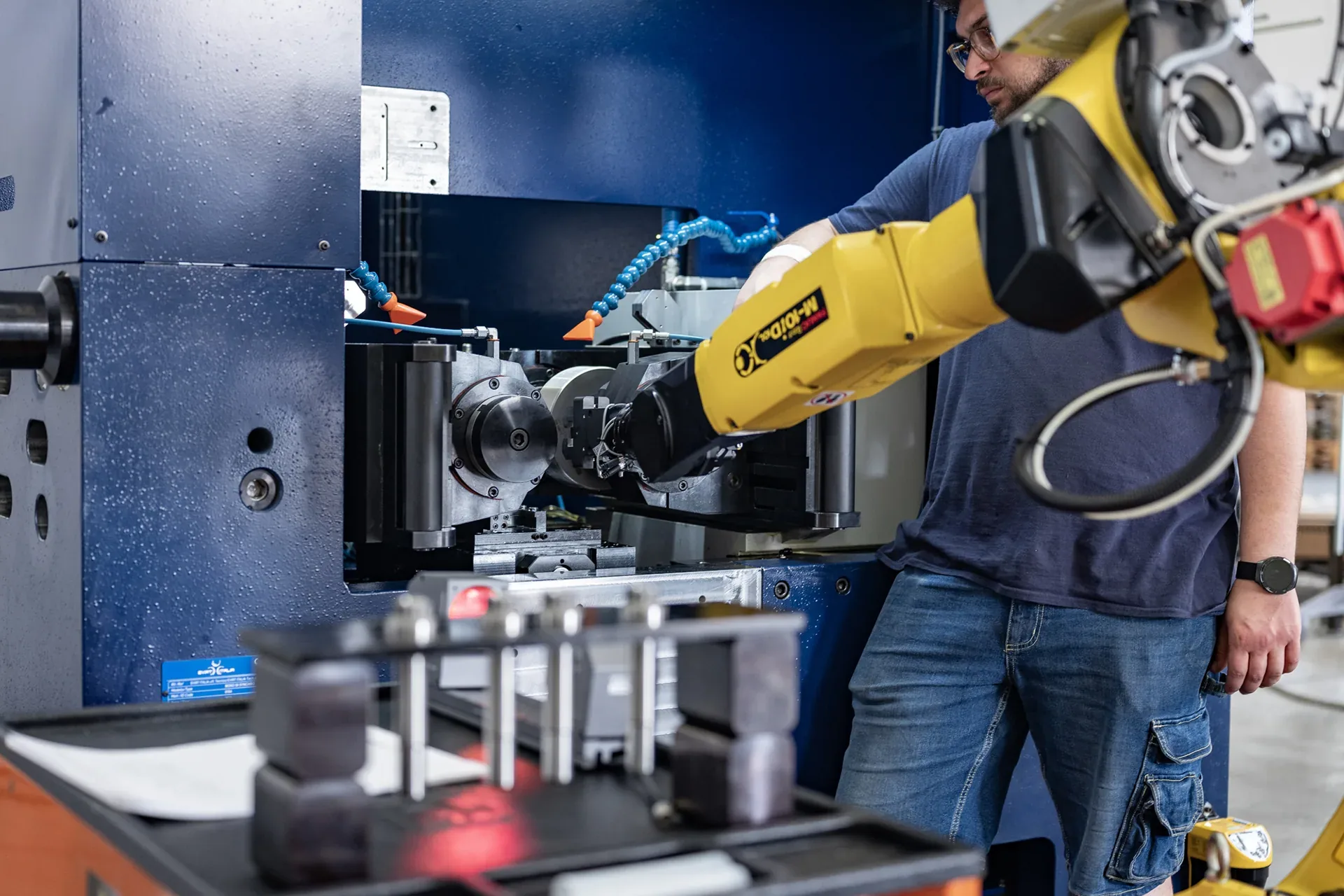 Robotic arm loading parts into an EVIRT Italia thread rolling machine
