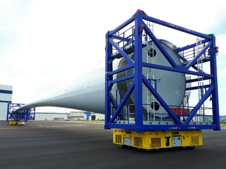 Morello 60-ton movers carrying a wind turbine blade