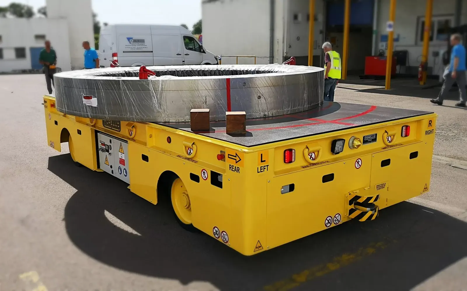 Morello battery-electric flatbed transfer cart for heavy loads