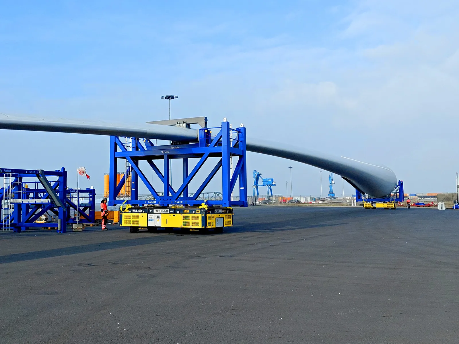 Morello OMNI carts transporting a wind turbine blade