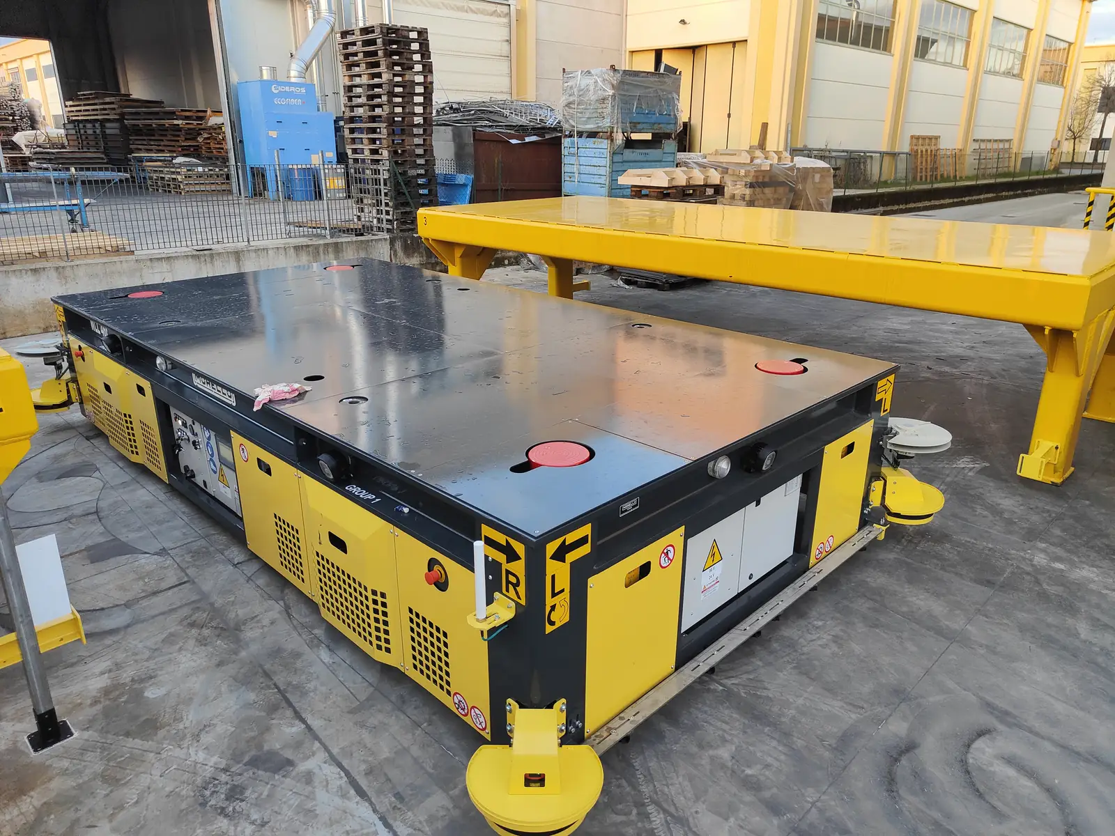 Lifting deck of a Morello 46 t outdoor AGV