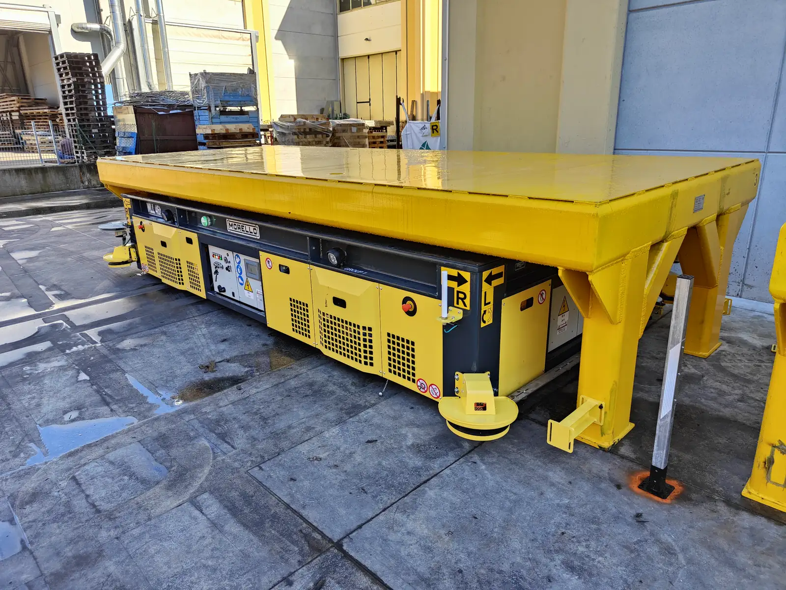 Morello outdoor AGV, 46 t capacity, under a steel transport frame