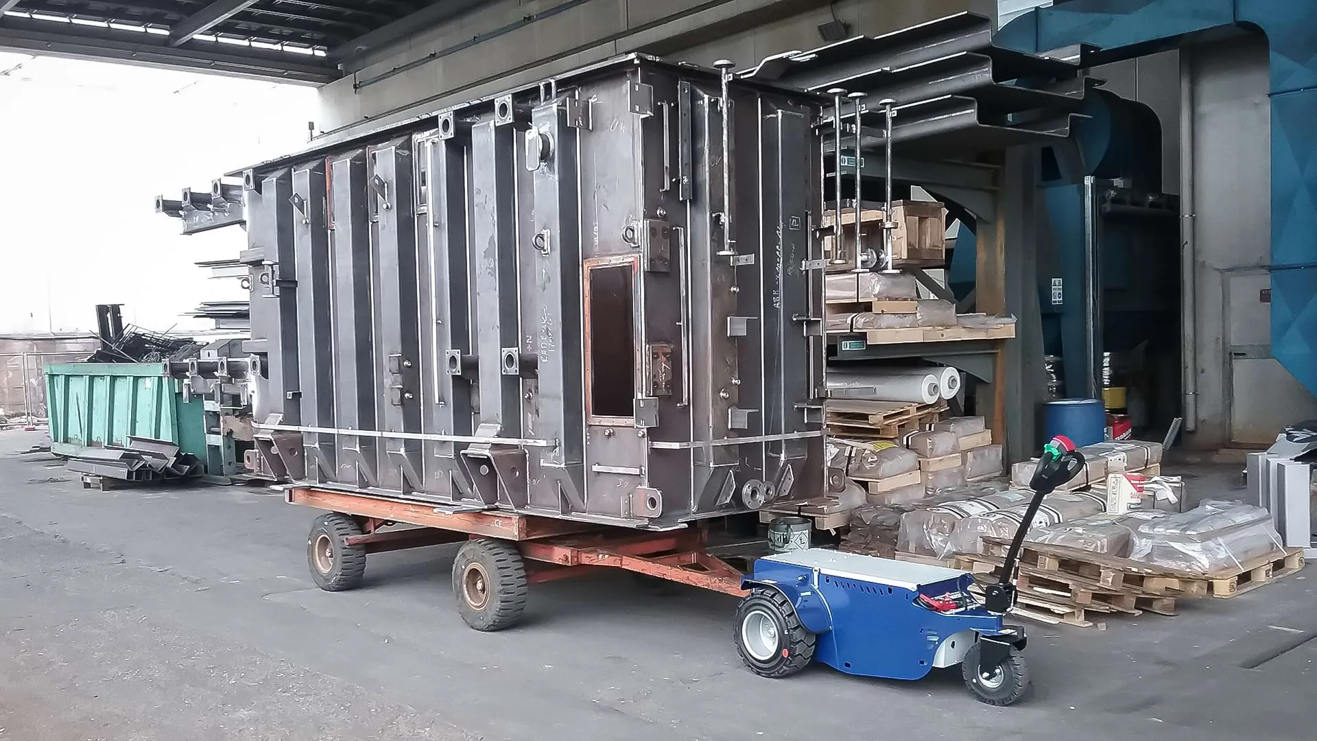 Zallys M10 electric mover towing a heavy wagon on a rubber-wheeled trolley